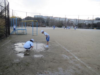 雪がちらついた運動場に...