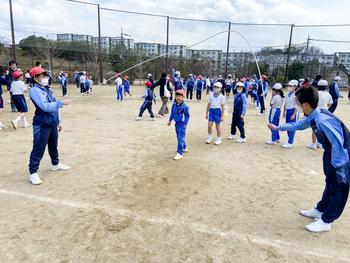 たてわり活動で大なわとびをしました！