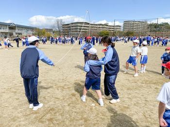 たてわり活動で大なわとびをしました！