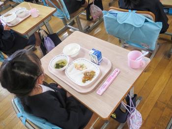 1年生の給食が始まっています！