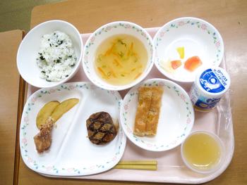 M2生が卒業給食に大喜び！