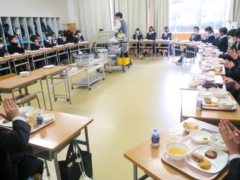 M2生が卒業給食に大喜び！