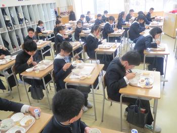 M2生が卒業給食に大喜び！