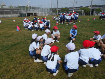 全校で縦割り競技の練習