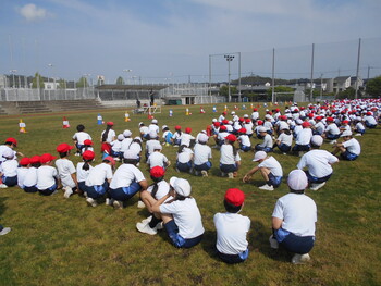 全校で縦割り競技の練習