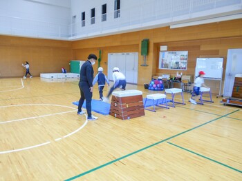 スッパマン先生と楽しく体を動かそう