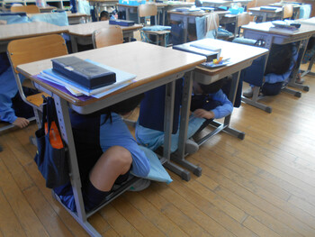 静かに素早く 避難訓練