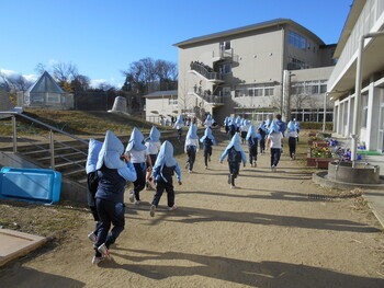 静かに素早く 避難訓練