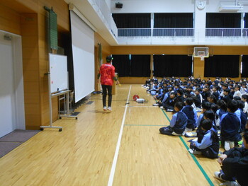 全校朝礼にジャンピングロープマン現れる！