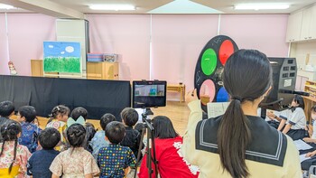 幼稚園で紙人形劇を公演