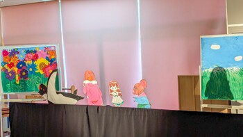 幼稚園で紙人形劇を公演