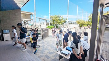 広報イベントを手伝ってくれる生徒たち