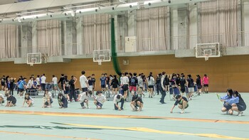 広報イベントを手伝ってくれる生徒たち