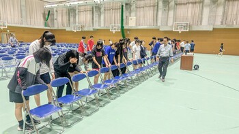 広報イベントを手伝ってくれる生徒たち