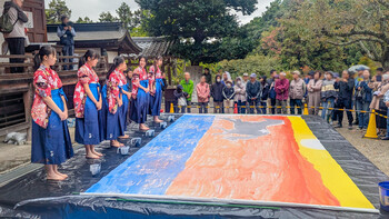 松尾寺での書道パフォーマンス