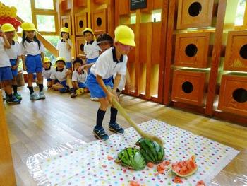 お泊まり保育３　楽しいスイカ割り