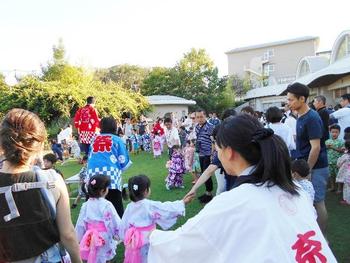 夕涼み会４(芝生の庭で盆踊り)