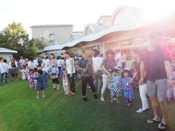 夕涼み会４(芝生の庭で盆踊り)