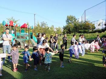 夕涼み会４(芝生の庭で盆踊り)