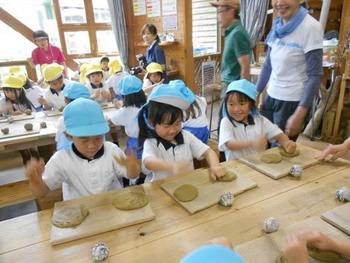 お泊まり保育５　明くる日は、土鈴作り