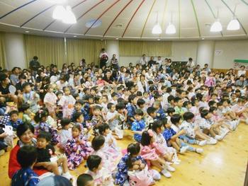 夕涼み会４(芝生の庭で盆踊り)