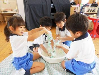 年中組　小麦粉粘土で感触遊び