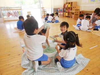 年中組　小麦粉粘土で感触遊び