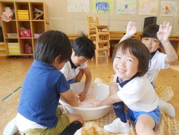 年中組　小麦粉粘土で感触遊び