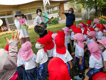 お庭のチューリップとお歌を歌おう 言万葉 ことのよろずは ブログ 奈良学園幼稚園