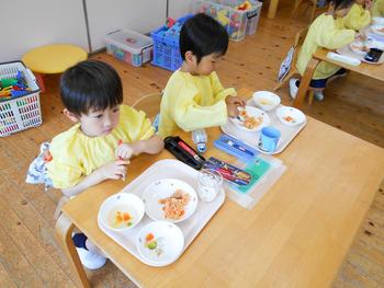 年少組　初めての給食