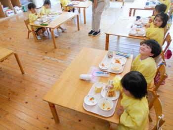 年少組　初めての給食