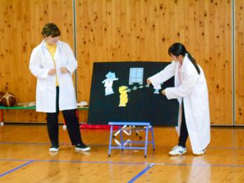 実習生が特技を披露