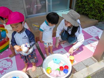 いちご組がプールで水遊び