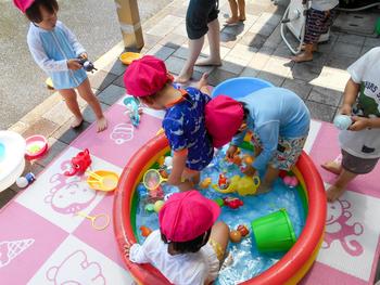 いちご組がプールで水遊び