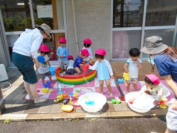 いちご組がプールで水遊び