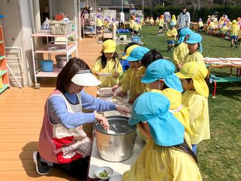 園庭で最後の給食