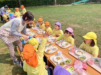 園庭で最後の給食