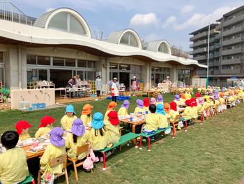 園庭で最後の給食