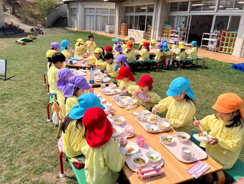 園庭で最後の給食