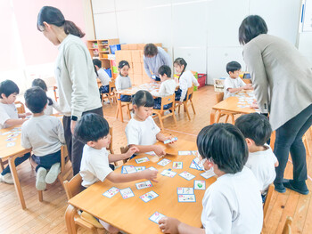 「小さな生き物かるた」で遊ぼう