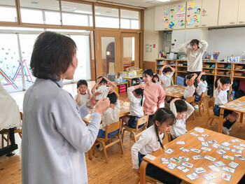 「小さな生き物かるた」で遊ぼう