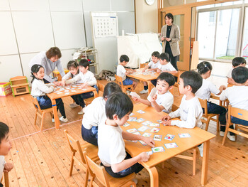 「小さな生き物かるた」で遊ぼう