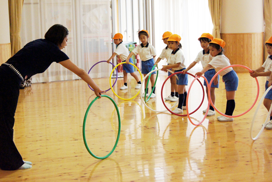 幼稚園　保育園　新体操 リズム表現講座で新体操を行いました | ニュース・トピックス || 奈良学園幼稚園